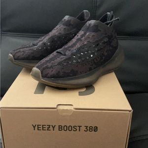 Yeezy 380 Onyx size 8